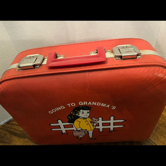 ***SOLD*** Darling Vintage ‘Going to Grandma’s’ Suitcase - Picture 4 of 6